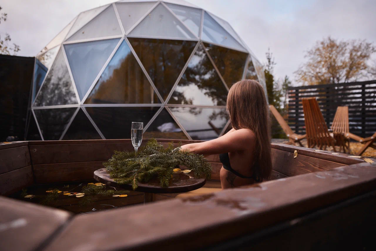 Дом сфера с душем и уединенной ванной