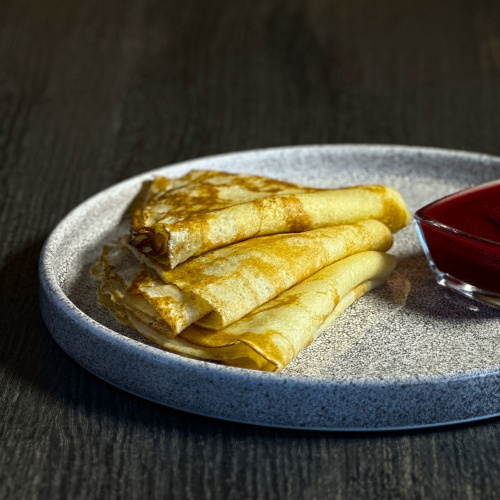 Блинчики с брусничным вареньем