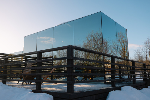 Зеркальный дом с ванной