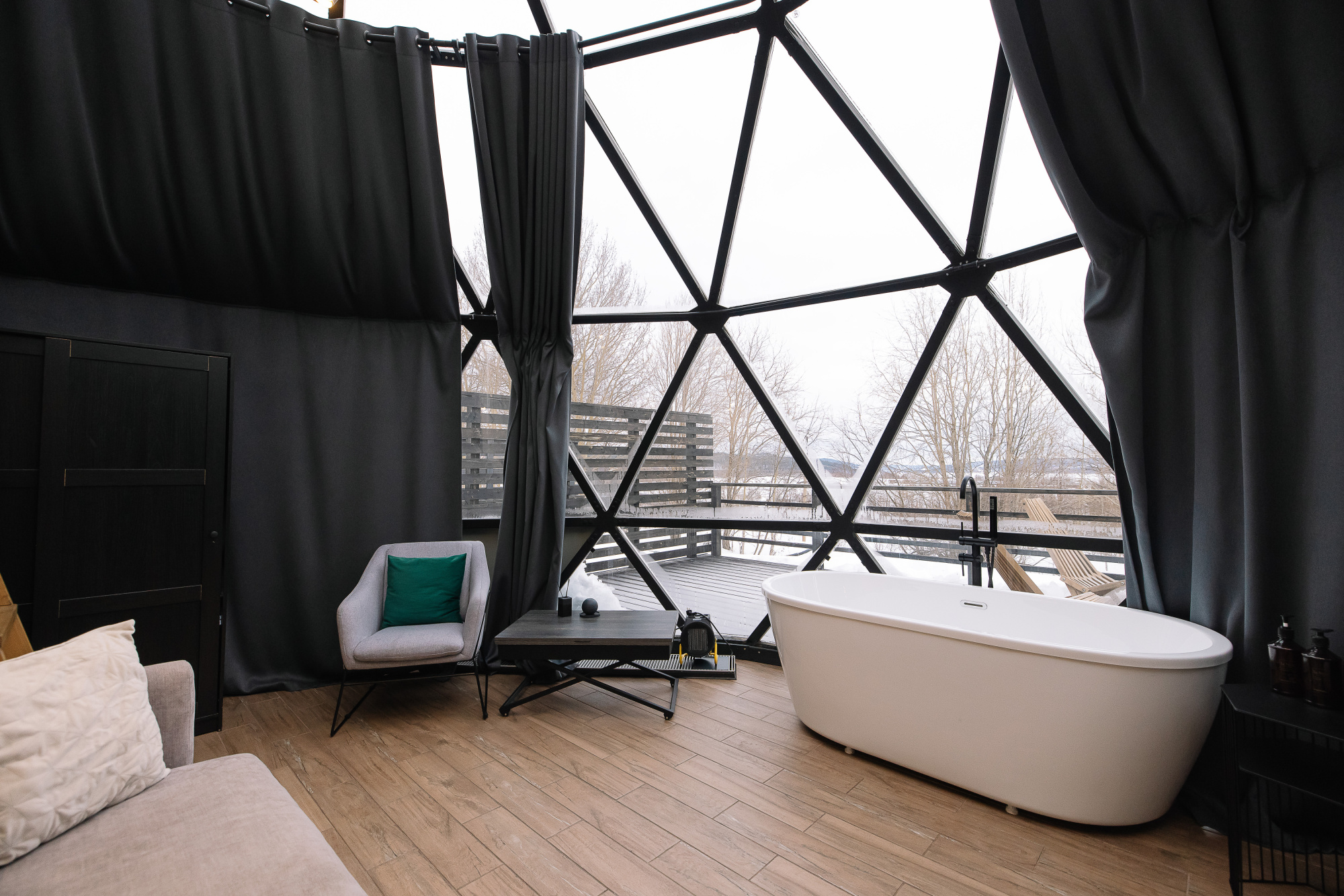 Дом сфера с душем и панорамной ванной