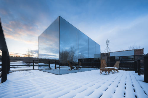 Зеркальный дом с душем